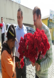 Notícia: Acidi distribui cinco mil rosas no centro de Itaquaquecetuba em homenagem ao Dia das Mães